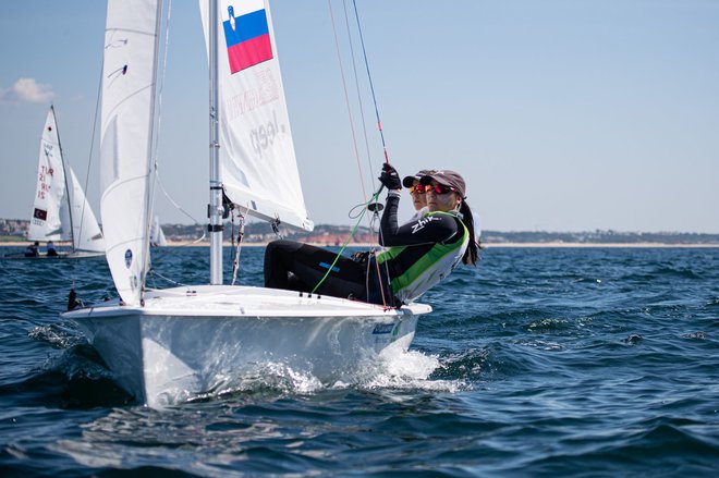 Tina Mrak in Veronika Macarol se želita v japonskih vodah bolje odrezati kot v portugalskih. FOTO: Uroš Kekuš Kleva/Vilamoura Sailing