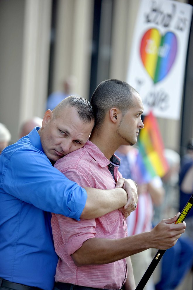 Ljubezen zmaguje je geslo, pod katerim so danes v Nemčiji katoliški duhovniki blagoslavljali zveze, tudi istospolne.<br />
<br />
Foto: Chris Tilley/REUTERS