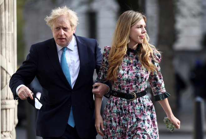 Britanski premier Boris Johnson s partnerko Carrie Symonds. FOTO: Henry Nicholls/Reuters