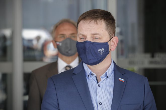 Aleš Hojs, minister za notranje zadeve, in Rok Cvetko, predsednik Policijskega sindikata Slovenije, po podpisu sporazuma o reševanju stavkovnih zahtev med vlado in sindikatom. FOTO: Uroš Hočevar/Delo