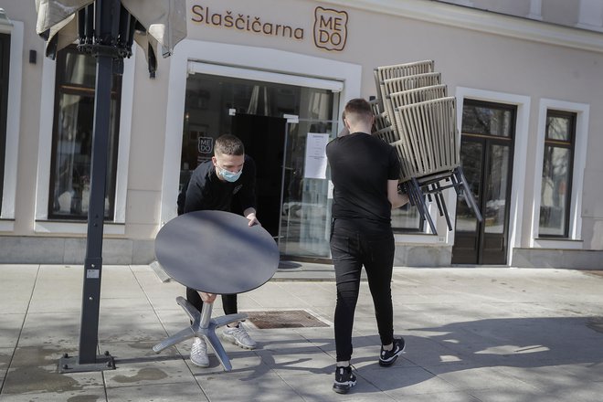 Gostinci vidijo rešitev v prezračevalnih napravah za notranjost lokalov, a brez pomoči vlade pri tem ne bo šlo. FOTO: Leon Vidic/Delo