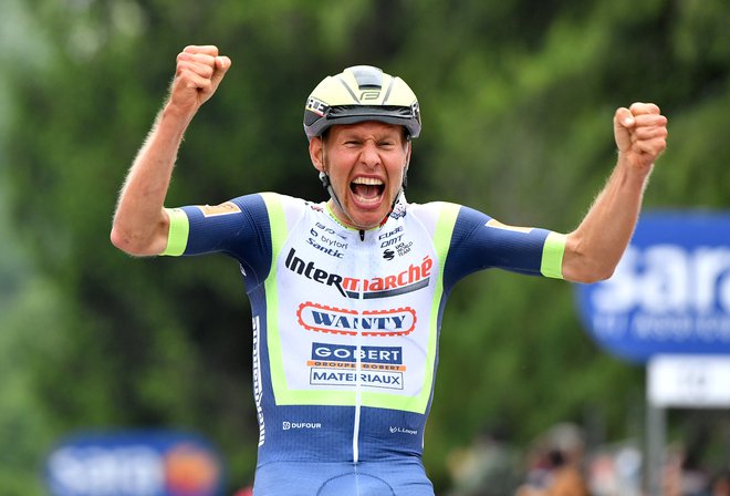 Nizozemec Taco Van Der Hoorn je presenetljivo dobil tretjo etapo Gira. FOTO: Jennifer Lorenzini/ Reuters