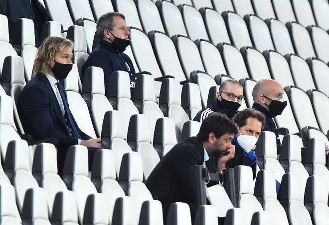 Juventusov predsednik Andrea Agnelli, povsem spodaj, in podpredsednik Pavel Nedved, skrajno levo, še nista superligi uradno rekla ne. FOTO: Massimo Pinca/Reuters