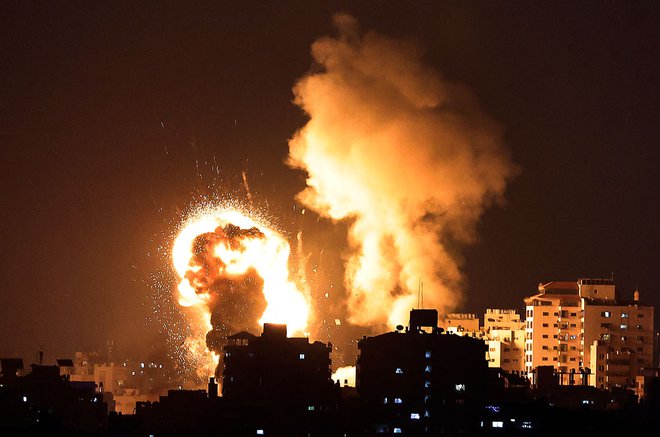 Izrael je bombardiral gosto naslejno mesto. FOTO: Mahmud Hams/AFP