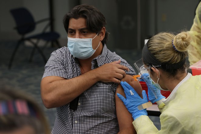Cepljenje proti covidu-19 v Miamiju. FOTO: Joe Raedle/AFP
