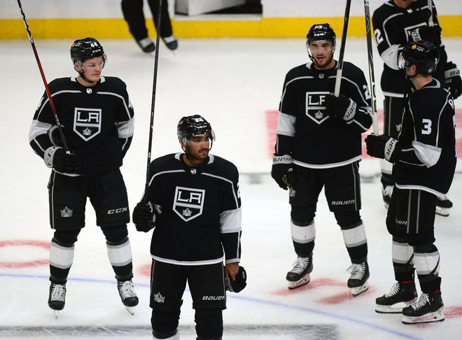 Kislih obrazov so se kapetan Anže Kopitar in drugi hokejisti Los Angeles Kings poslovili od navijačev v domači dvorani. FOTO: Gary A. Vasquez/Usa Today Sports