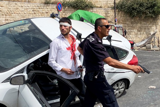 ZDA, Evropska unija in Velika Britanija so pozvale k umiritvi napetosti med Palestinci in Izraelci, potem ko so se nemiri v ponedeljek zaostrili v spopade in obstreljevanje. To se je nadaljevalo tudi ponoči. Izraelska vojska je sporočila, da je izvedla napade na 130 tarč na območju Gaze, Hamas pa je obstreljeval mesto Aškelon na jugu Izraela. FOTO: Ilan Rosenberg/Reuters