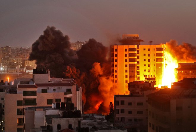 Izraelska letala so bombardirala blokovska nasleja. FOTO: Mohammed Abed/AFP
