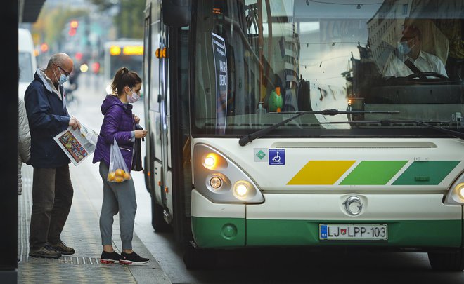 Dijakinja z nenošenjem maske na avtobusu ni kršila zakona. FOTO: Jože Suhadolnik/Delo