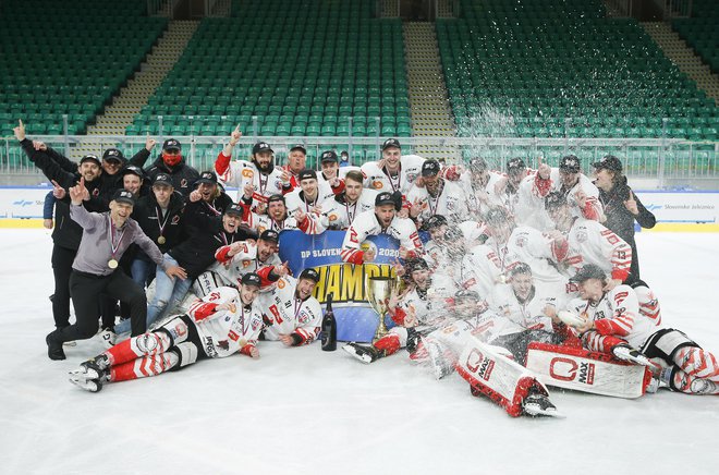 Jeseničani so si po izjemnem boju priborili 36. zvezdico. FOTO: Jože Suhadolnik/Delo