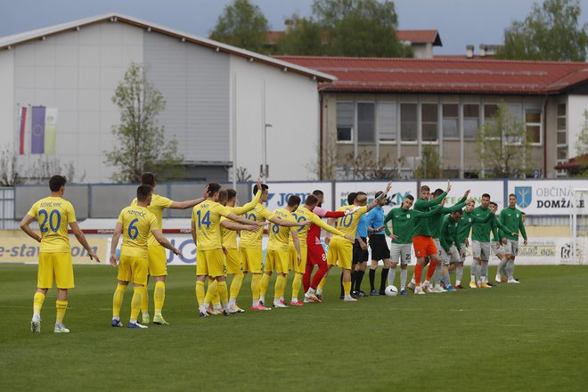 V pokalnem polfinalu bo danes še drugič v tednu dni in petič v sezoni derbi Ljubljanske kotline. FOTO: Leon Vidic/Delo