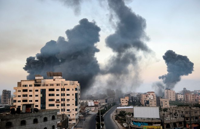 Izraelska vojska navaja, da je od ponedeljka na območje Izraela z območja Gaze priletelo več kot 600 raket, od katerih naj bi številne pristale še v Gazi ali pa jih je prestregel njihov sistem protiraketne zaščite. FOTO:&nbsp;Mahmud Hams/AFP