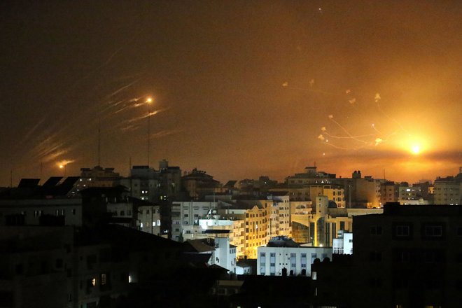 V Izraelu so se ponoči v več mestih, vključno s Tel Avivom, oglasile sirene, preden je območje zadela toča raket. FOTO: Ibraheem Abu Mustafa/Reuters