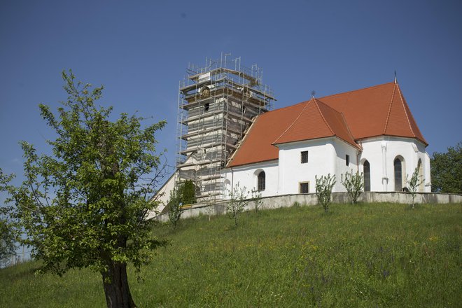 Zvonik cerkve Matere dobrega sveta je še vedno brez strehe, netopirji pa so s tem brez prostora za vzrejo mladičev. FOTO: Jure Eržen/Delo