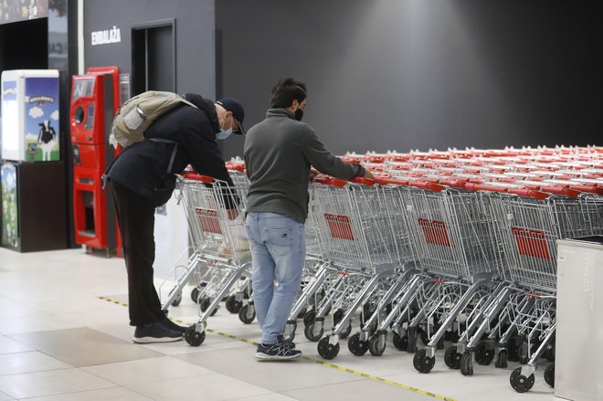 Zasebna potrošnja, ki se je lani skrčila za skoraj deset odstotkov, naj bi se letos okrepila za 4,4 odstotka, potem ko potrošnikom storitve spet postajajo dostopne v polnem obsegu, dodatno pa bodo rast potrošnje spodbujali rast zaposlovanja in višje plače. FOTO: Leon Vidic/Delo