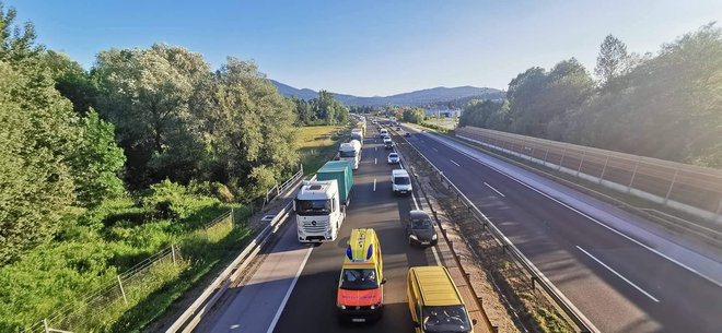 Primer dobre prakse, kako so se vozila pravilno razvrstila na levo in desno. FOTO: Ustvarimo reševalni pas na avtocestah