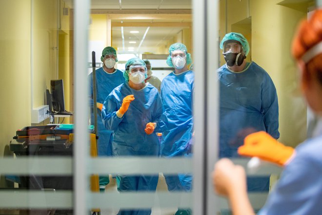 Na mladih zdravnikih je slonelo ogromno oskrbe bolnikov s covidom v času najhujšega razmaha epidemije. FOTO: Voranc Vogel/Delo