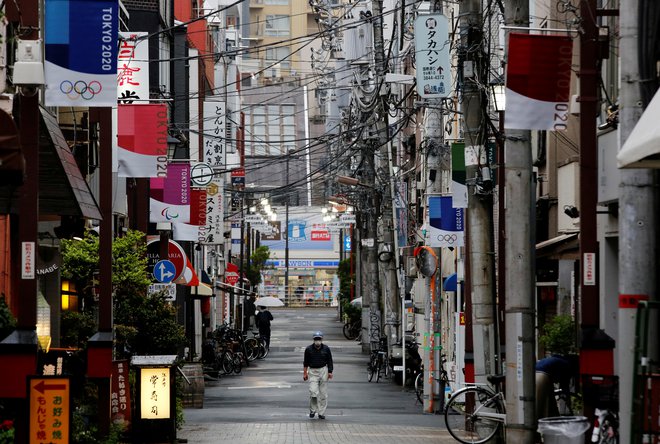 Japonska je še naprej v primežu vala novih okužb, kjer 70 odstotkov predstavlja angleška različica virusa. FOTO: Kim Kyung-hoon/Reuters