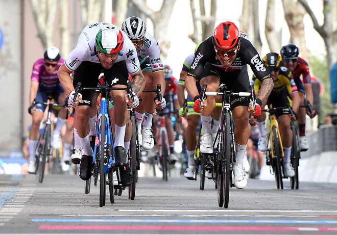 Avstralski kolesar Caleb Ewan je v svojo korist odločil šprint pete etape dirke po Italiji v Cattolici. FOTO: Jennifer Lorenzini/Reuters