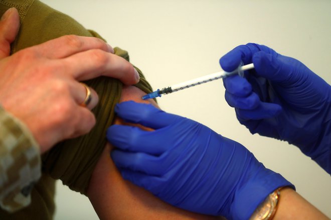 Cepljenje bo verjetno varovalo tudi pred indijsko različico. FOTO: Reuters