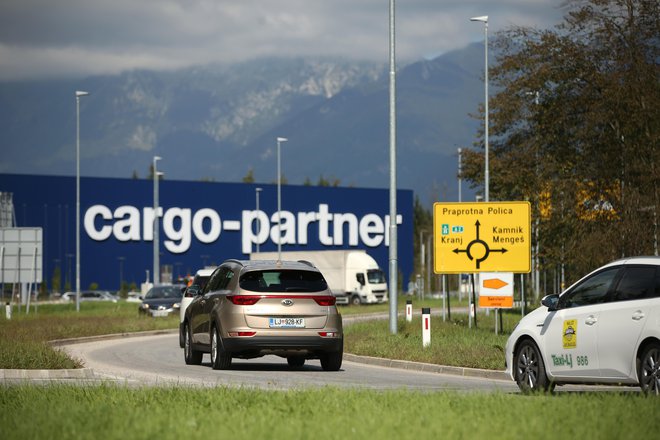 V logističnem centru na Brniku podjetje cargo-partner namenja fulfilment storitvam 6000 kvadratnih metrov skladiščnega prostora. FOTO: Jure Eržen/Delo