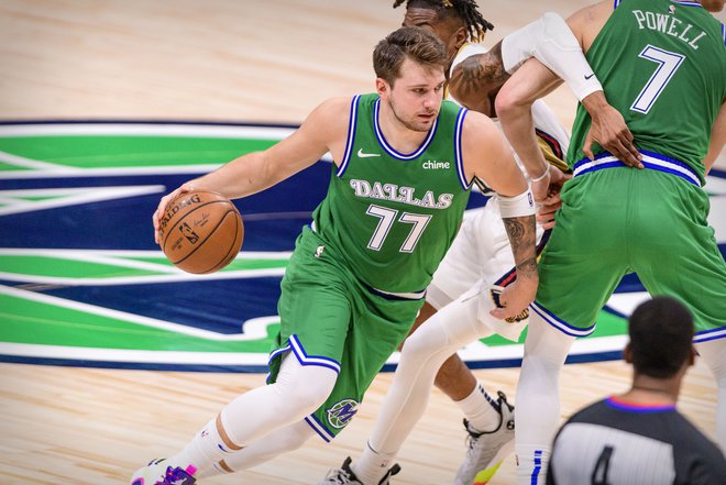 Luka Dončić je Dallas popeljal do zanesljive zmage. Za napredovanje v izločilni del NBA brez dodatnih tekem teksaško moštvo potrebuje le še zmago v zadnjih dveh tekmah rednega dela. FOTO: Jerome Miron/Usa Today Sports