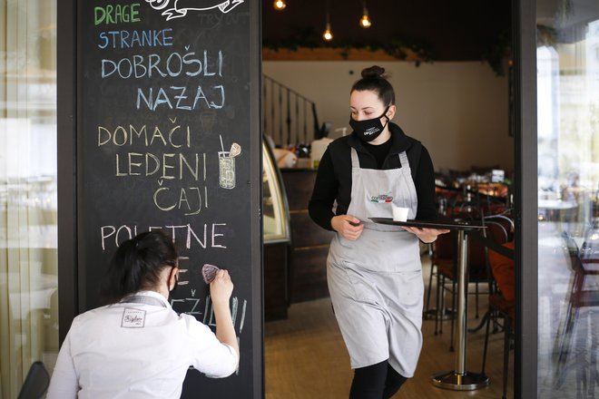 Lokali bodo lahko odprti dlje. FOTO: Matej Družnik/Delo