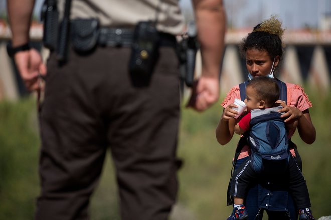 Ujetje beguncev na ameriški meji z Mehiko se je aprila povzpelo najvišje v 15 letih, saj administracija Joea Bidena migrantov ne zavrača. Ameriška obmejna služba je legitimirala 178.622 ljudi, ki so poskušali aprila vstopiti v ZDA brez uradnih dokumentov o priseljevanju, kar je za 5.000 več ljudi kot marca. FOTO: Ringo Chiu/Afp