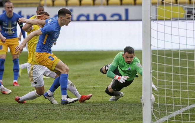 Celjski nogometaši so se pridružili Olimpiji v pokalnem finalu. FOTO: Blaž Samec/Delo