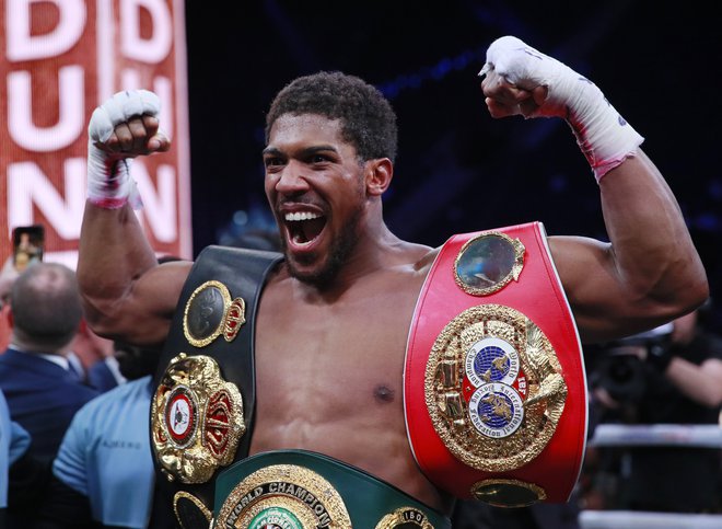 Anthony Joshua (na fotografiji) bo branil naslove svetovnega prvaka po različicah IBF, WBA in WBO, Tyson ima v lasti šampionski pas WBC. Foto Andrew Couldridge/Reuters