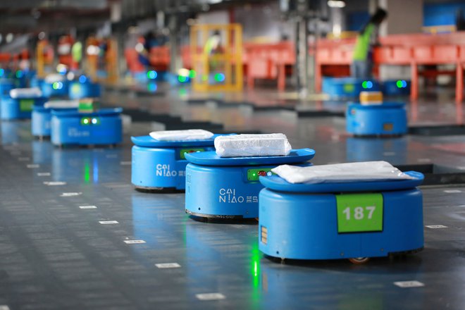 Robotski vozički so (le) ena veja avtomatizacije skladiščnega poslovanja. Precej večji izziv je avtomatiziranje pretoka podatkov o blagu. FOTO: Reuters