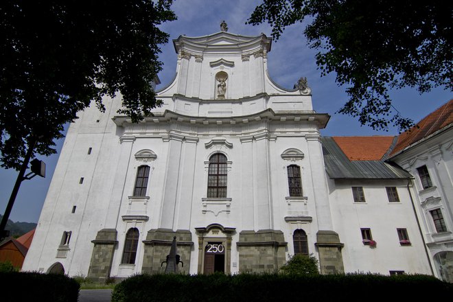 Ker škofu Ernestu Amadeju grofu Attemsu niso dovolili graditi v Ljubljani, je dal pobudo za gradnjo ogromne cerkve v Gornjem Gradu. FOTO: Jože Suhadolnik/Delo