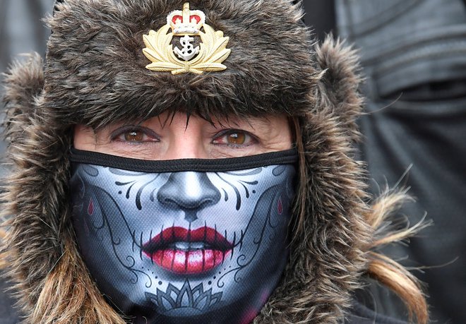 Vsi, ki so bili&nbsp; zaradi nenošenja obrazne maske kaznovani ali oglobljeni, lahko zahtevajo od države vračilo plačane globe, ker so plačali nekaj, česar niso bili dolžni plačati. FOTO: Toby Melville/Reuters