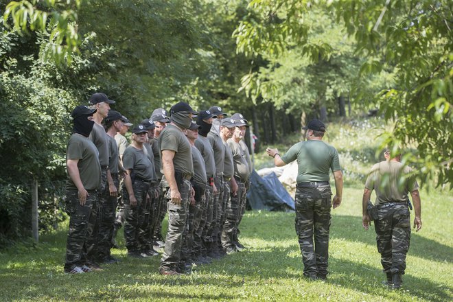 Prepovedano bo vzbujati videz, da se izvajajo naloge uradnih ali vojaških oseb. Za takšno ravnanje je predpisana globa med 500 in tisoč evri. FOTO: Leon Vidic/Delo