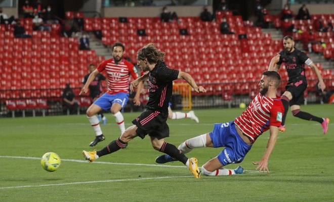 Luka Modrić je prvi zatresel mrežo Granade. FOTO: Jon Nazca/Reuters