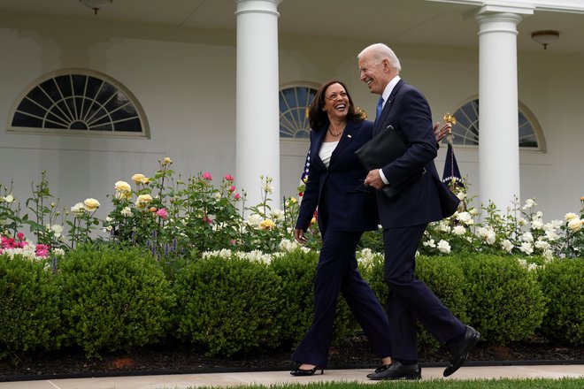 Predsednik Joe Biden in podpredsednica Kamala Harris po dolgem času zunaj brez maske. FOTO: Kevin Lamarque/Reuters