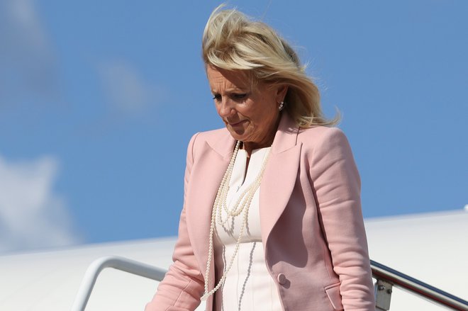 Prva dama Jill Biden se brez maske počuti kot gola. FOTO: Pool Reuters