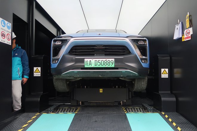 A Nio ES8 electric SUV changing its battery is seen inside a power station at a JAC Motors-NIO plant in Hefei, Anhui province, China December 14, 2018. Picture taken December 14, 2018. Yilei Sun /Reuters Foto Sun Yilei Reuters