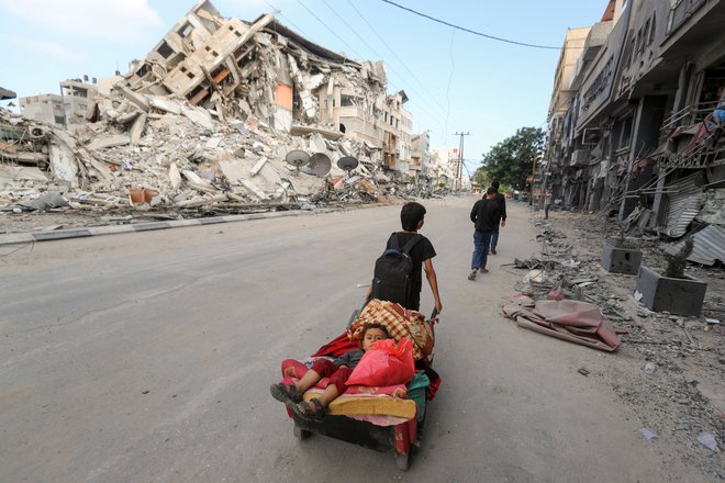 Od začetka spopadov v ponedeljek je življenje izgubilo že več kot sto ljudi v Gazi in sedem v Izraelu. FOTO: Mohammed Salem/Reuters