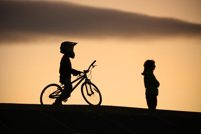 Katera pot je prava, katera vzgoja pravilna? Nasvetov je nič koliko, mnogi so mlajši celo od pametnega telefona. FOTO: Jure Eržen/Delo