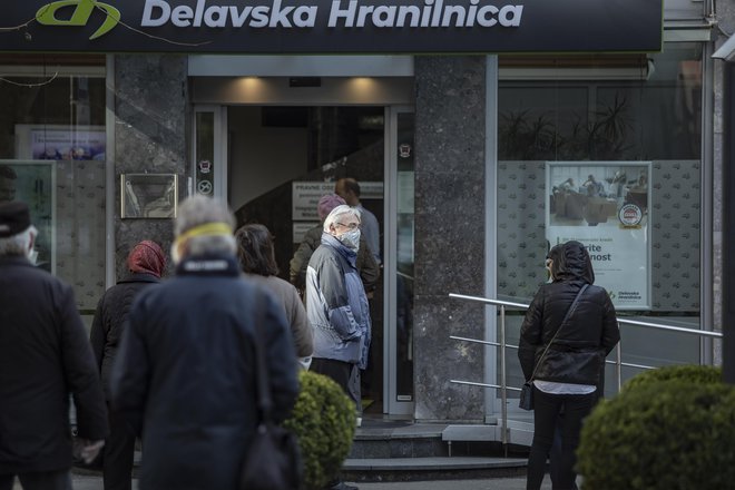 Večina prebivalcev kot edini način varčevanja pozna denar na banki, a to varčevanje je sicer varno a povsem nedonosno. FOTO: Voranc Vogel/Delo