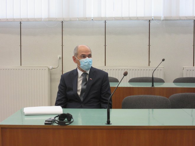 Janez Janša je prišel na celjsko sodišče, a sojenja danes ni bilo, saj sta oba sodnika porotnika člana SDS in so ju izločili. FOTO: Špela Kuralt/Delo