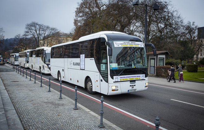 Avtobusni prevozniki so decembra lani na svoje težave opozorili s protestno vožnjo po Ljubljani.<br />
Foto Jože Suhadolnik