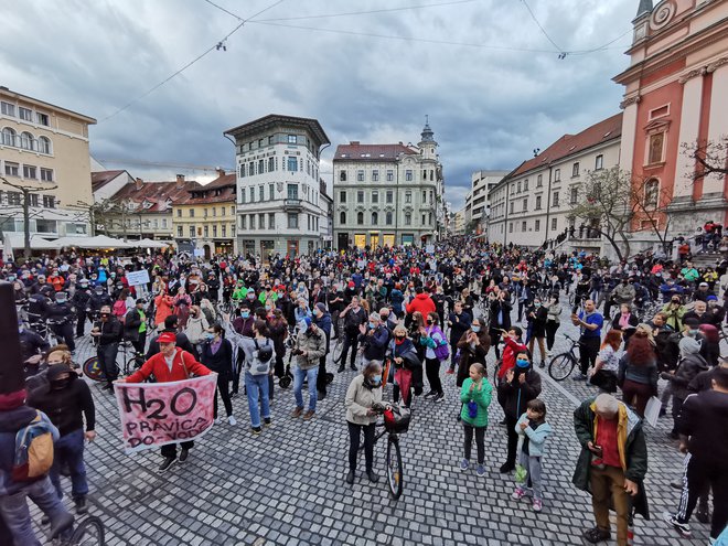 Protestniki na Prešernovem trgu FOTO: Jože Suhadolnik/Delo