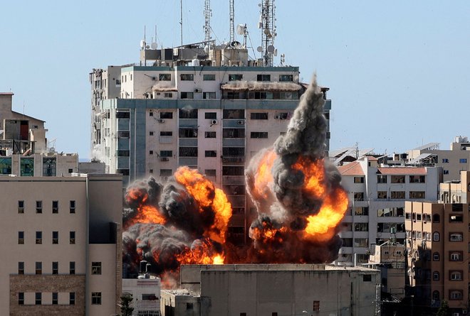 Izraelska letala so po palestinskih podatkih v begunskem taborišču zahodno od mesta Gaza ubila sedem Palestincev, tudi ženske in otroke. FOTO: Mahmud Hams/Afp