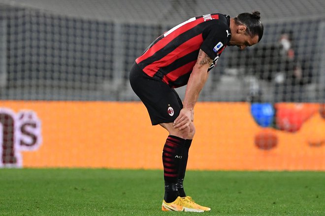 Milanov Zlatan Ibrahimović si je levo koleno poškodoval 9. maja na tekmi proti Juventusu. FOTO: Isabella Bonotto/AFP