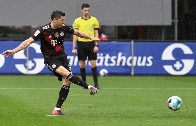 Robert Lewandowski neustavljivo polni mreže tekmecev. FOTO: Thomas Kienzle/AFP