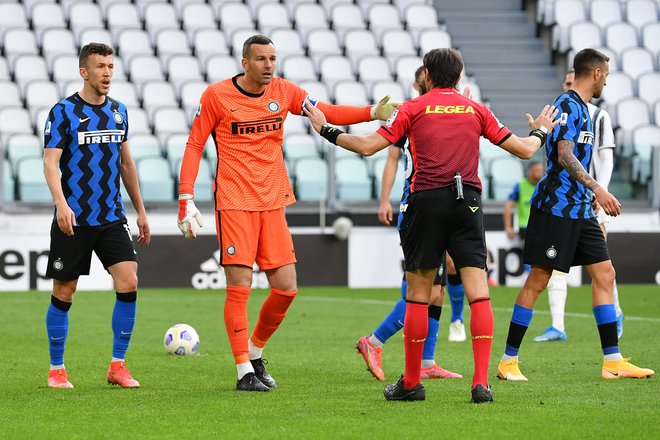 Samir Handanović se je pošteno razjezil na sodnika zaradi dosojene enajstmetrovke za Juventus. FOTO: Isabella Bonotto/AFP