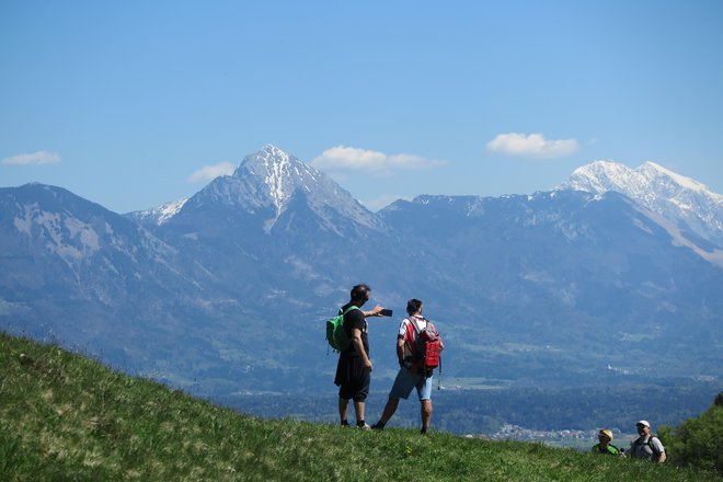 Kljub dejstvu, da nam izbiro opreme precej krojijo zahtevnost izbranega izleta in vremenske razmere, je osnovna pohodniška oprema večinoma vedno enaka. FOTO: Špela Ankele