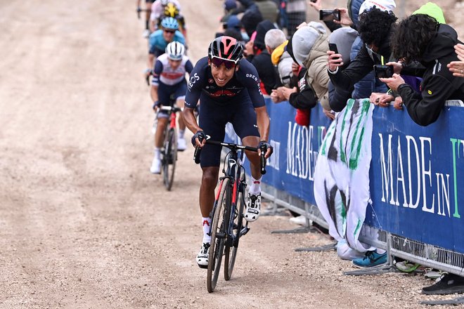 Egan Bernal je s svojo prvo etapno zmago na tritedenskih dirkah oblekel rožnato majico. Foto Dario Belingheri/AFP